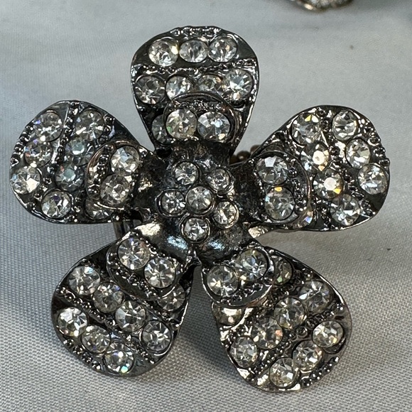 Six sparkly adjustable silvertone flower and abstract style ringd - Picture 8 of 11